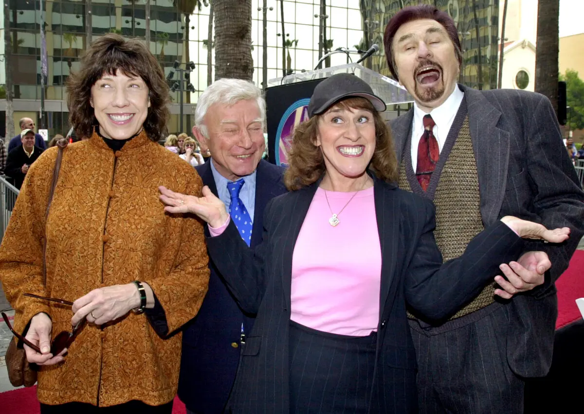 El elenco de "Rowan & Martin's Laugh-In", de izquierda a derecha: Lily Tomlin, Henry Gibson, Ruth Buzzi y Gary Owens, el 2 de abril de 2002, en el barrio de Hollywood de Los Ángeles. (Nick Ut/AP Photo)