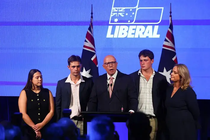 El líder de la oposición australiana, Peter Dutton, junto a su familia mientras reconoce su derrota en las elecciones generales en el acto de la noche electoral del Partido Liberal en Brisbane, Australia, el 3 de mayo de 2025. (Patrick Hamilton/AFP vía Getty Images)