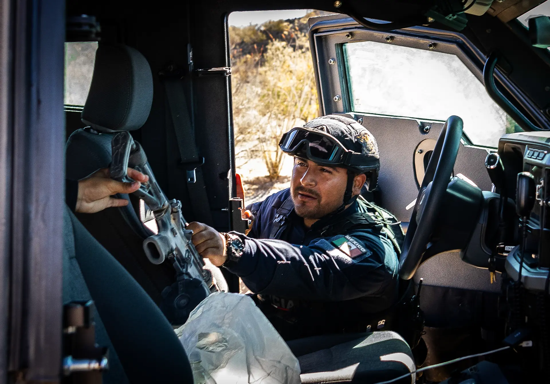 Agentes de policía realizan un operativo en el desierto de Sonora, México, el 15 de abril de 2025. Sonora se ha convertido en un foco de enfrentamientos armados en la violenta guerra contra el narcotráfico debido a su proximidad a la frontera entre Estados Unidos y México, según informaron funcionarios de la policía estatal de Sonora. (John Fredricks/The Epoch Times)