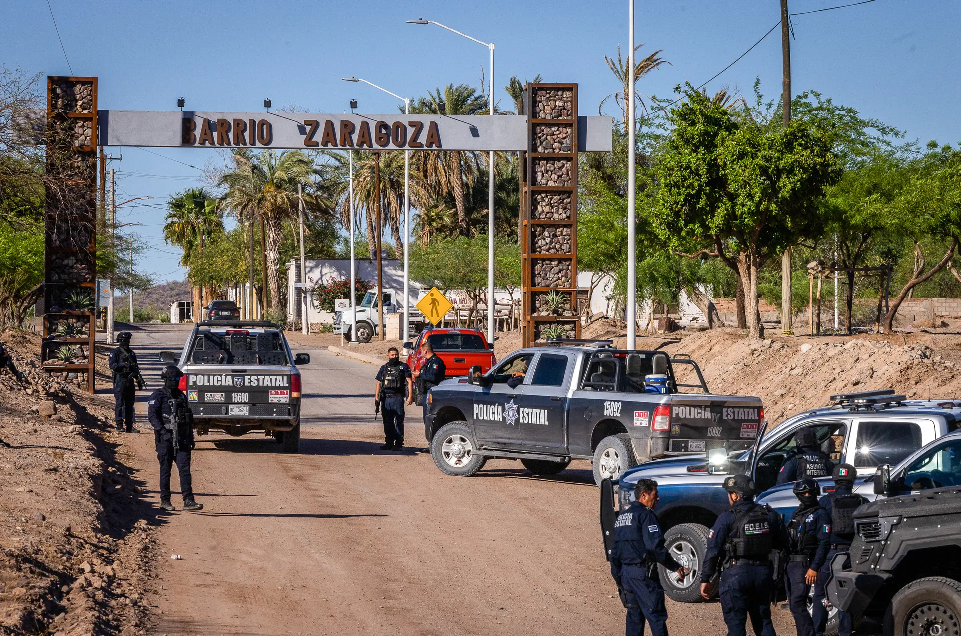 Agentes de policía realizan un operativo en el desierto de Sonora, México, el 15 de abril de 2025. En los últimos años, los cárteles han pasado del tráfico de marihuana y cocaína al de fentanilo. Alrededor de 2019, México superó a China como la principal fuente de fentanilo ilegal que entra a Estados Unidos. (John Fredricks/The Epoch Times)