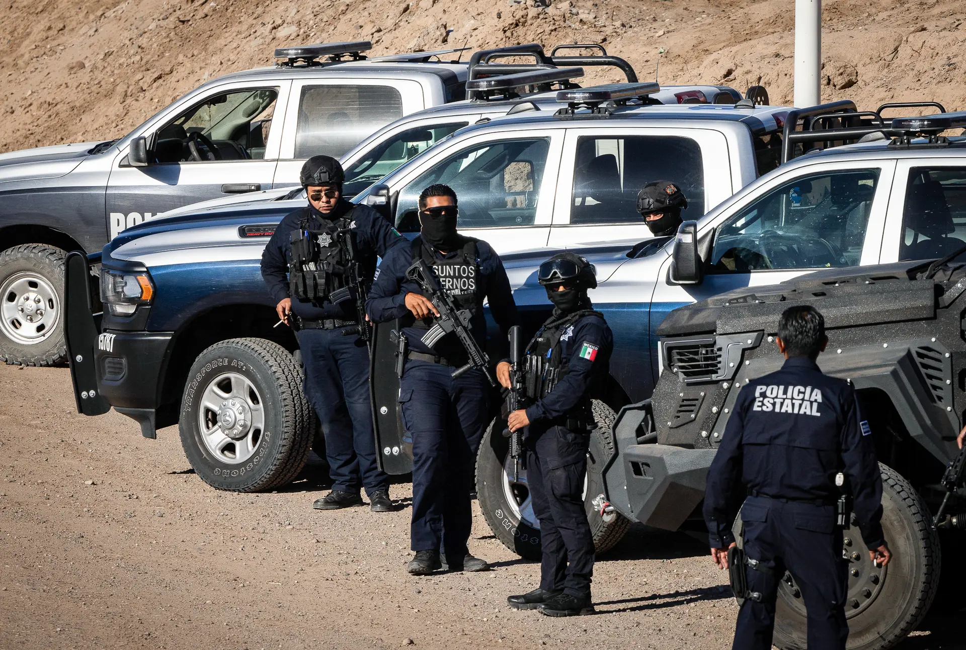 Agentes de policía realizan un operativo en el desierto de Sonora, México, el 15 de abril de 2025. (John Fredricks/The Epoch Times)