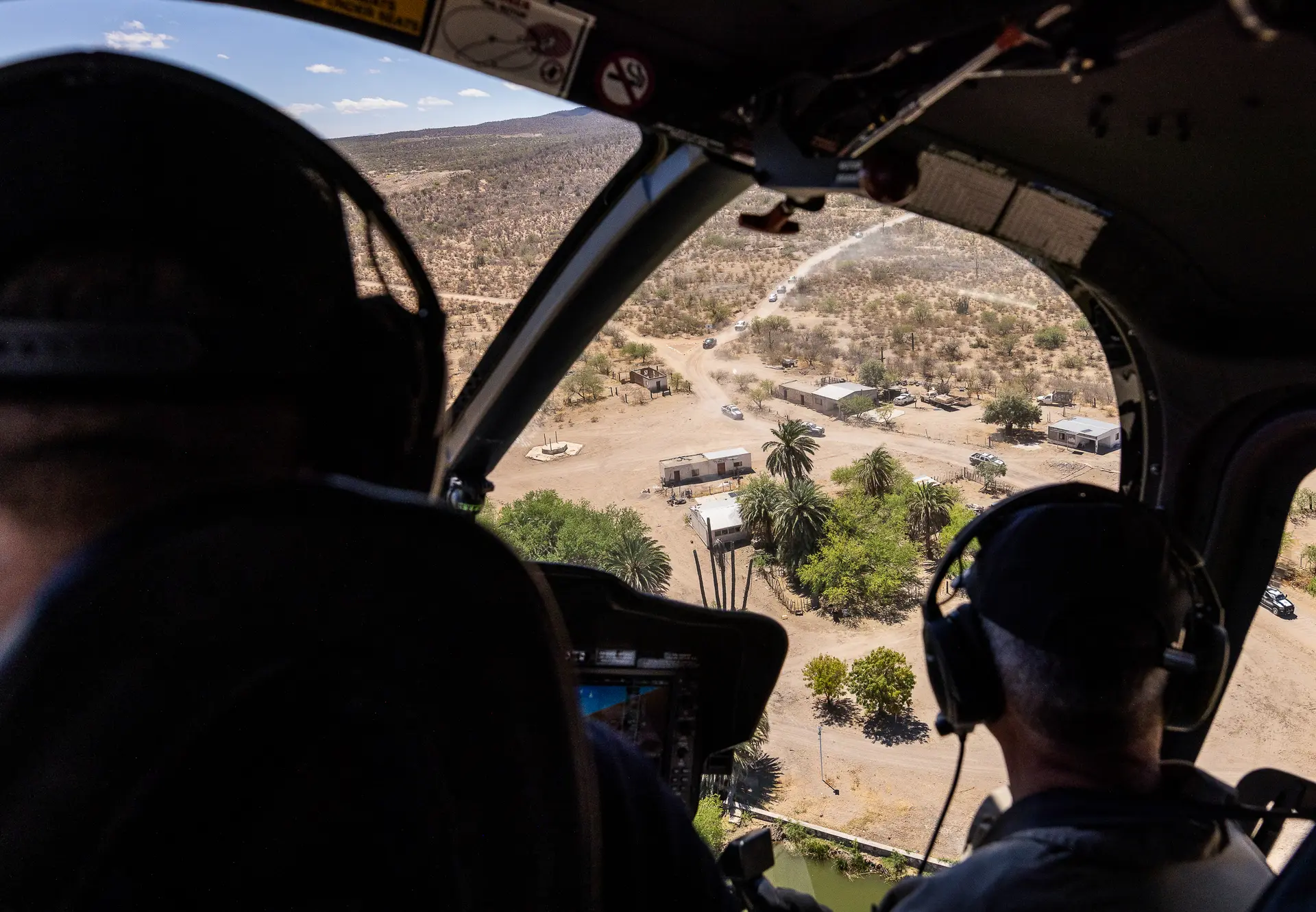 Agentes de policía realizan un operativo en el desierto de Sonora, México, el 15 de abril de 2025. (John Fredricks/The Epoch Times)