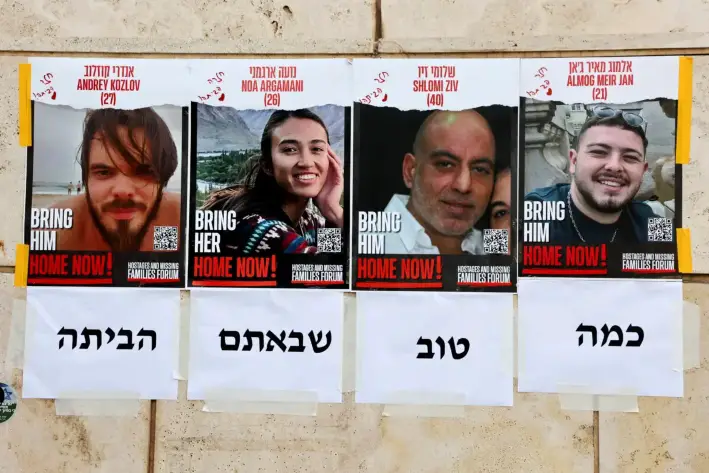 Carteles con el lema «Home Now» (A casa ya) y los retratos de los cuatro rehenes israelíes rescatados, de izquierda a derecha: Andrey Kozlov, de 27 años; Noa Argamani, de 26; Shlomi Ziv, de 41, y Almog Meir Jan, de 22, pegados en una pared de Tel Aviv el 8 de junio de 2024. (Gil Cohen-Magen/AFP a través de Getty Images)
