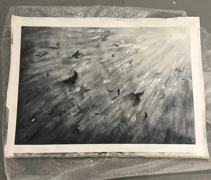 La pintura de Andrei Kozlov «Ángel caído», que representa su rescate tras ser retenido por Hamás, está lista para ser transportada a una galería para una exposición en Nueva York en mayo. (Cortesía de Emanuel Friedman, Lux Contemporary)