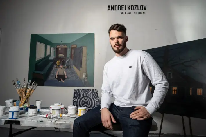Andrei Kozlov posa con algunas de sus obras de arte en un estudio de Nueva York, el 24 de abril de 2025. (Samira Bouaou/The Epoch Times)