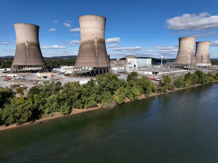 La central nuclear cerrada de Three Mile Island se encuentra en medio del río Susquehanna, cerca de Middletown, Pensilvania, el 10 de octubre de 2024. (Chip Somodevilla/Getty Images)