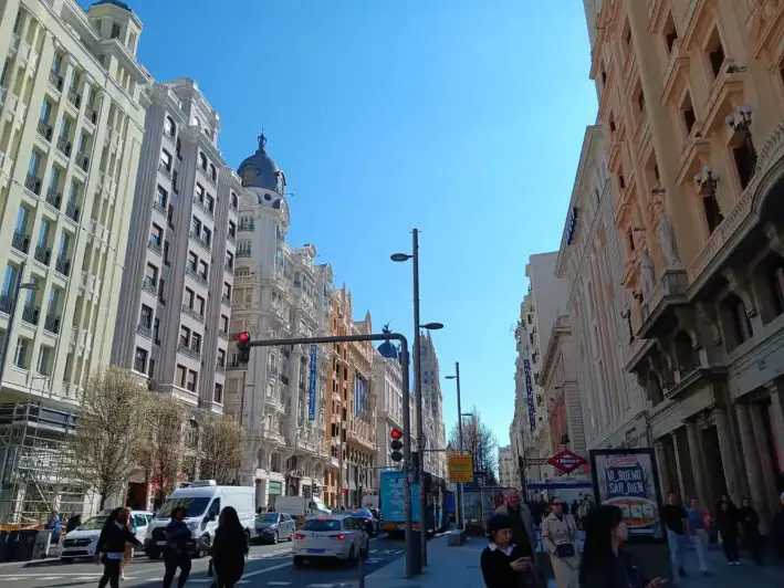 Edificios de gran altura en la Gran Vía de Madrid, el 28 de marzo de 2025. (Autumn Spredemann/The Epoch Times)