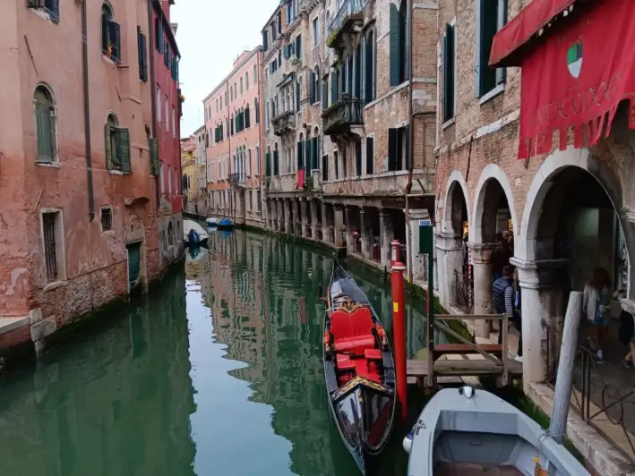 Casas a lo largo de un canal en Venecia, Italia, el 28 de abril de 2025. (Autumn Spredemann/The Epoch Times)