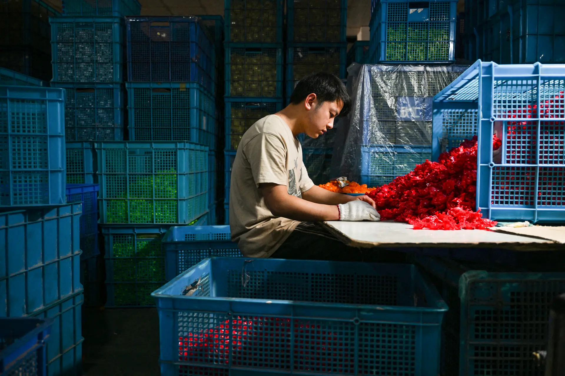 Un empleado trabaja en una fábrica de juguetes especializada en dispositivos de plástico que funcionan con energía solar en Yiwu, provincia de Zhejiang, China, el 11 de abril de 2025. Al igual que innumerables empresas de la potencia manufacturera de la provincia de Zhejiang, sus productos se destinan principalmente a la exportación, un sector afectado por los aranceles impuestos a China por el presidente estadounidense Donald Trump. (Adek Berry/AFP vía Getty Images)