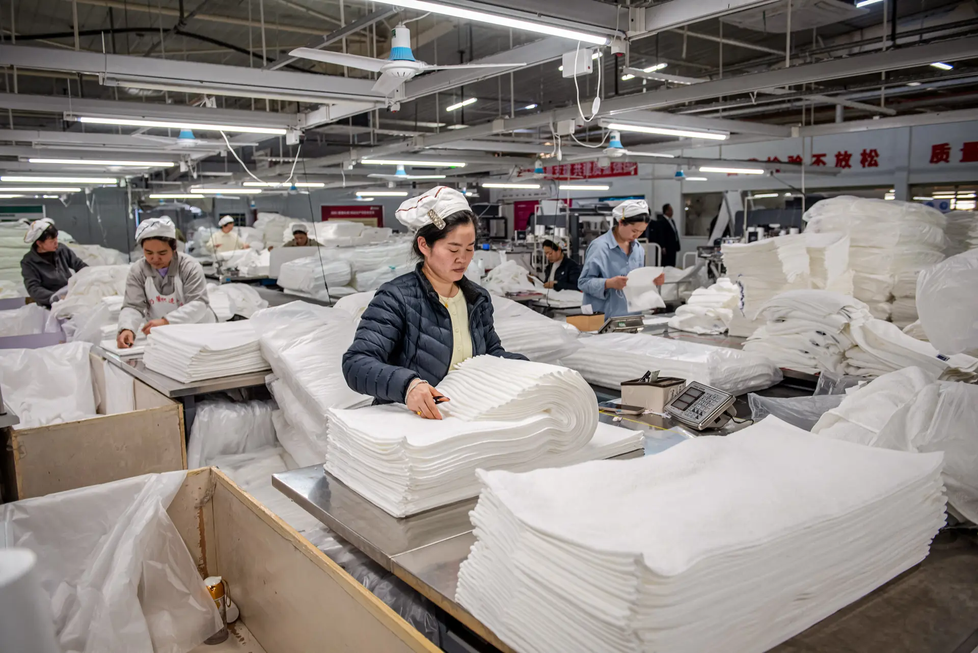 Empleados trabajan en una línea de producción de toallas en una fábrica de Huaian, provincia de Jiangsu, China, el 2 de abril de 2025. Exportadores chinos han comentado en línea que vender dentro de China es una práctica brutal porque sus productos son de mayor calidad y, por lo tanto, más caros. Igualar o superar los precios de los proveedores nacionales implica vender con pérdidas. (AFP vía Getty Images)