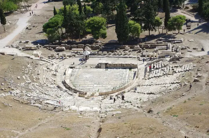 El Teatro de Dioniso de Atenas era el lugar central de las Dionisias, una celebración anual que atraía a miles de visitantes. (<a href="https://en.wikipedia.org/wiki/User:Berthold_Werner" target="_blank" rel="noopener">Berthold Werner/CC BY-SA 3.0</a>)