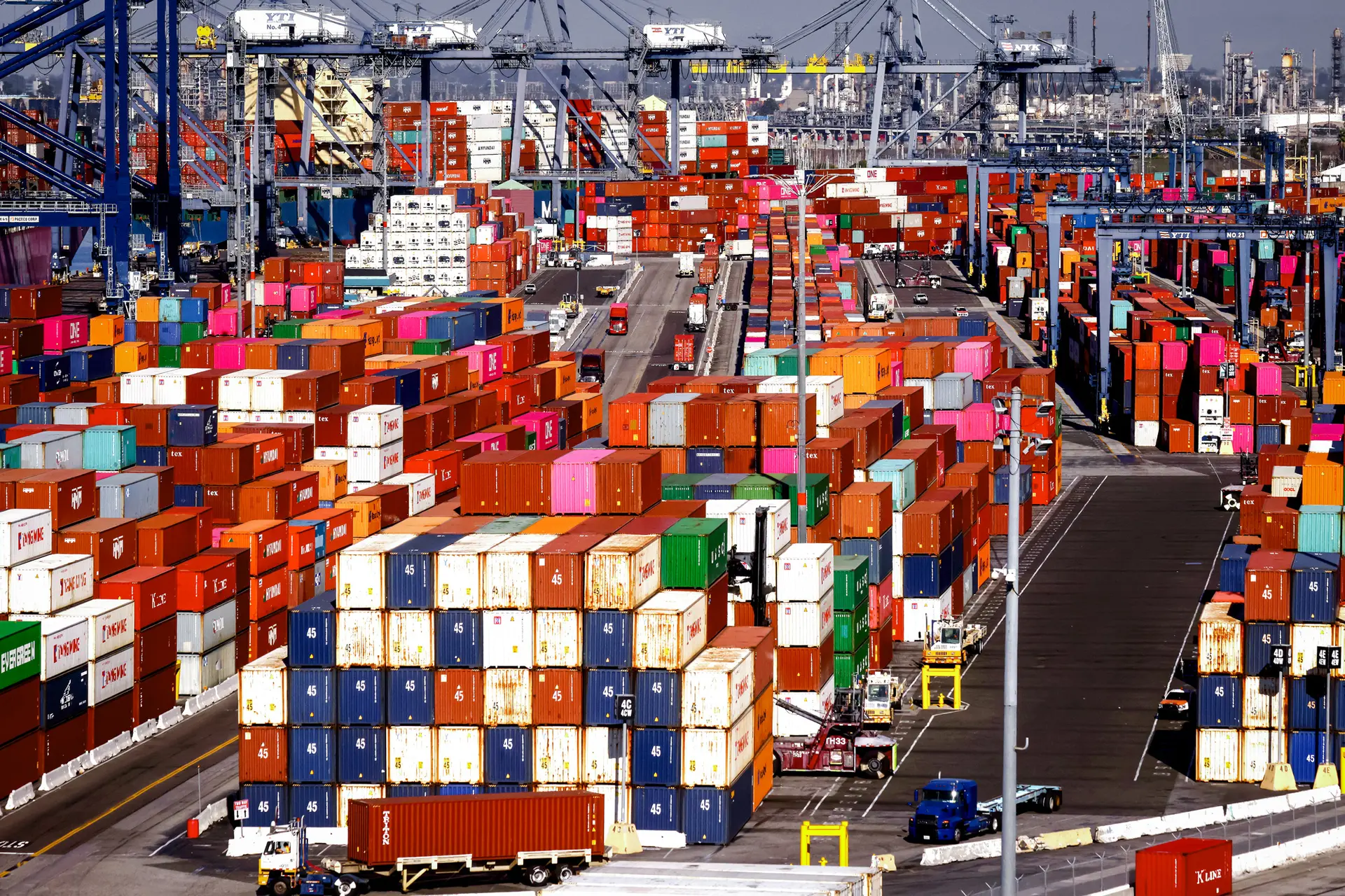 Contenedores apilados en el puerto de Los Ángeles, en San Pedro (California), el 24 de noviembre de 2021. California cuenta con tres de los diez puertos de contenedores más transitados de Estados Unidos. (Mario Tama/Getty Images)