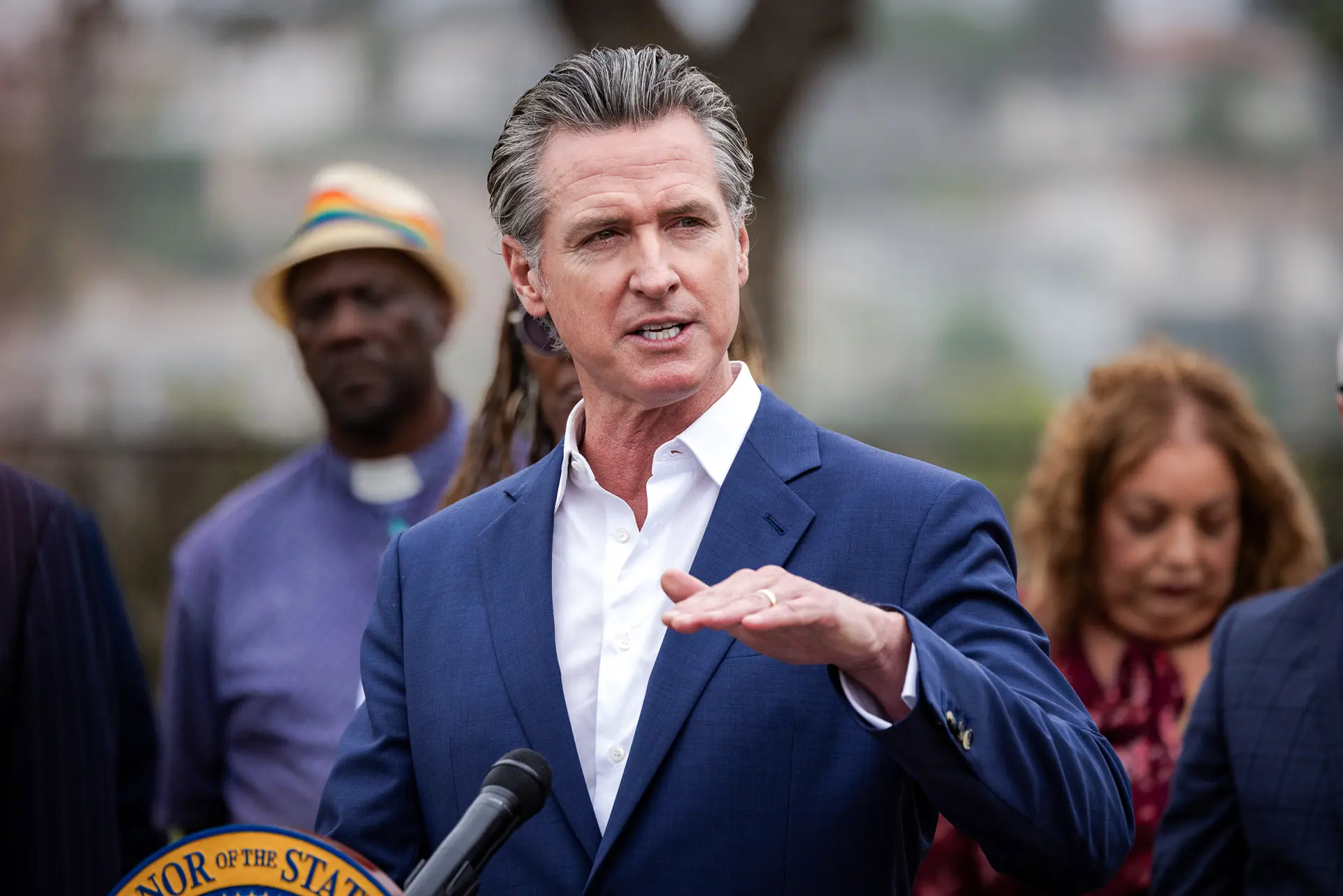 El gobernador de California, Gavin Newsom, habla en Los Ángeles el 25 de septiembre de 2024. En 2020, Newsom firmó una orden ejecutiva en la que ordenaba a la CARB crear estrategias para la transición a vehículos y equipos todoterreno con cero emisiones para 2035. (John Fredricks/The Epoch Times)