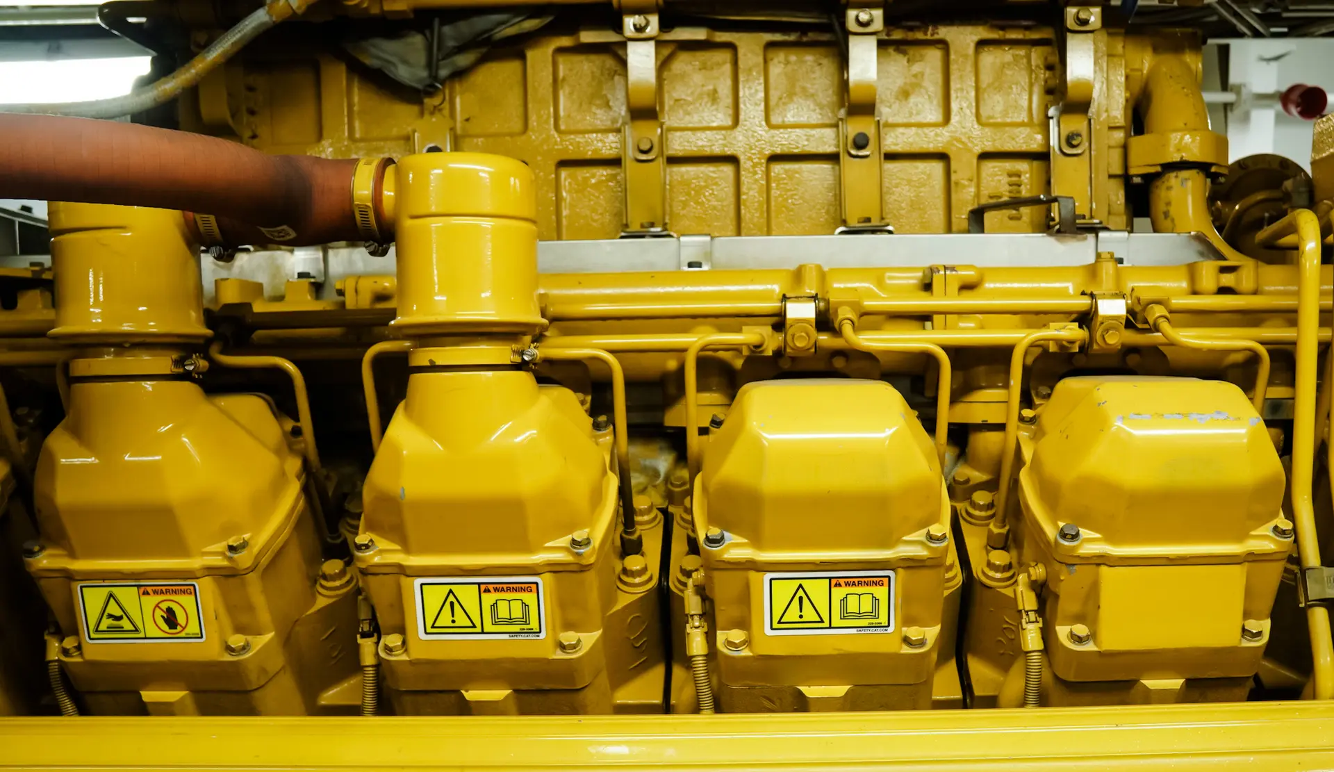 Parte de un motor de 12 cilindros que propulsa el remolcador Fishing Creek, el 8 de abril de 2025. (Allan Stein/The Epoch Times)