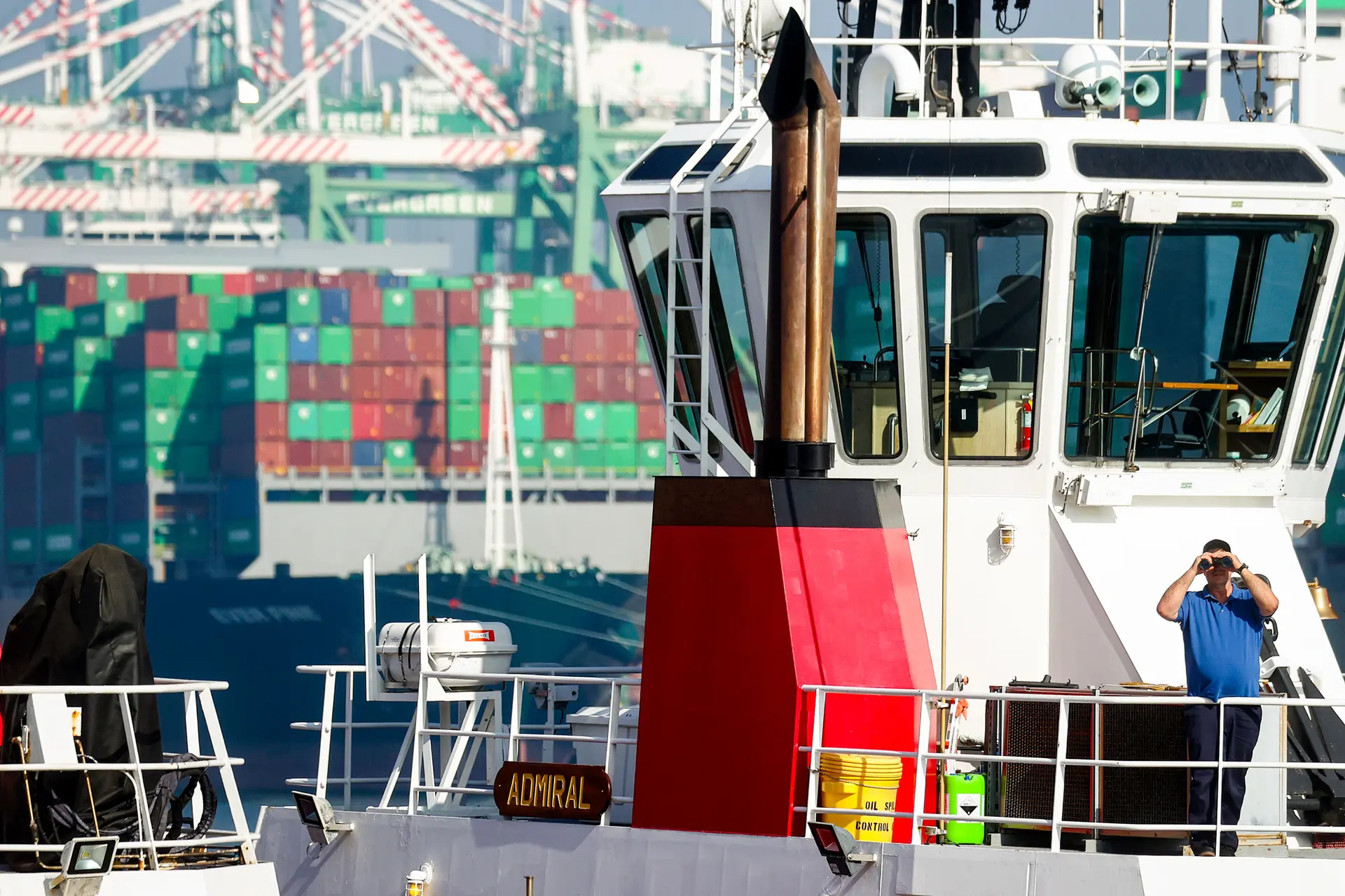 Una persona observa desde un remolcador en San Pedro, California, el 30 de noviembre de 2021. La CARB declaró en 2022 que muchos buques portuarios siguen utilizando la antigua tecnología de motores Tier 2, que emite 162 veces más partículas diésel que un autobús escolar de cinco años. (Mario Tama/Getty Images)