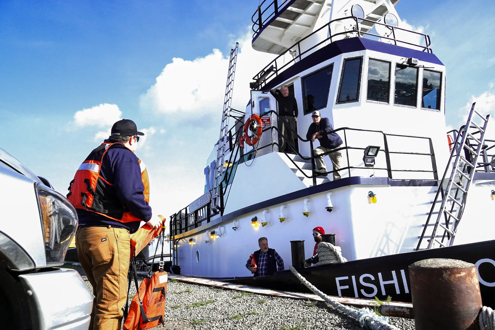Max Rosenberg (izquierda), ingeniero portuario de Vane Brothers Co. para California, se prepara para subir a bordo del remolcador Fishing Creek, amarrado en un puerto de Alameda, California, el 8 de abril de 2025. (Allan Stein/The Epoch Times)