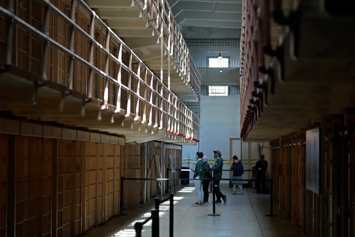 La gente recorre la celda principal de la isla de Alcatraz, en San Francisco, el 15 de marzo de 2021. (Eric Risberg/AP Photo)