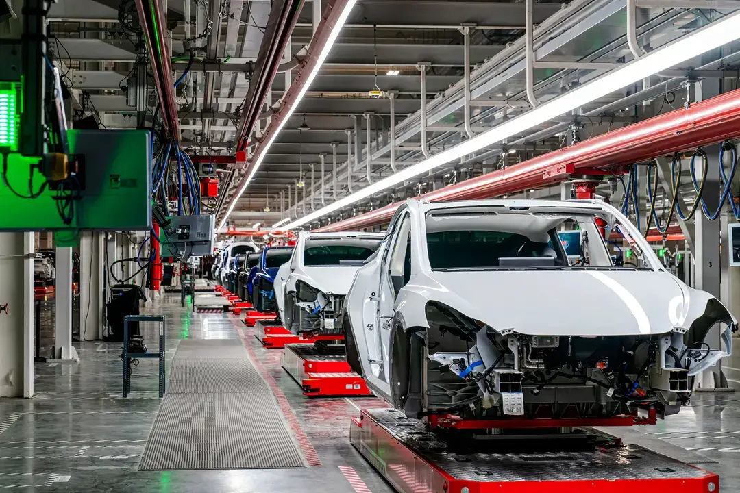 Coches en la cadena de montaje durante una visita a la planta de fabricación de Tesla Giga Texas antes de su gran fiesta de inauguración en Austin, Texas, el 7 de abril de 2022. (Suzanne Cordeiro/AFP a través de Getty Images)