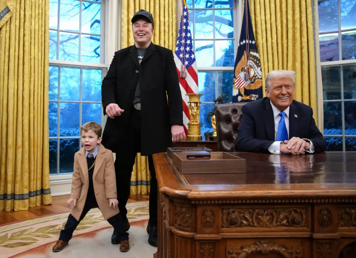 El director ejecutivo de Tesla y SpaceX, Elon Musk, acompañado por su hijo X, pronuncia unas palabras junto al presidente de los Estados Unidos, Donald Trump, durante la firma de un decreto ejecutivo en el Despacho Oval de la Casa Blanca, en Washington, el 11 de febrero de 2025. (Andrew Harnik/Getty Images).