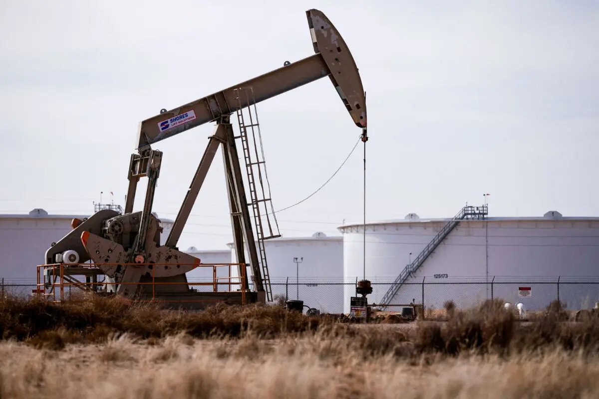 Una bomba de extracción opera cerca de una reserva de petróleo crudo en el yacimiento petrolífero de la cuenca del Pérmico, cerca de Midland, Texas, el 18 de febrero de 2025. (Eli Hartman/Reuters)
