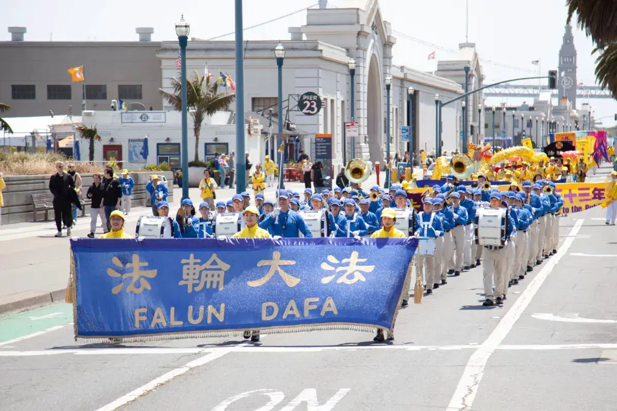 La banda Tianguo Marching Band encabeza un desfile para celebrar el Día Mundial de Falun Dafa en San Francisco el 3 de mayo de 2025. (Lear Zhou/The Epoch Times)