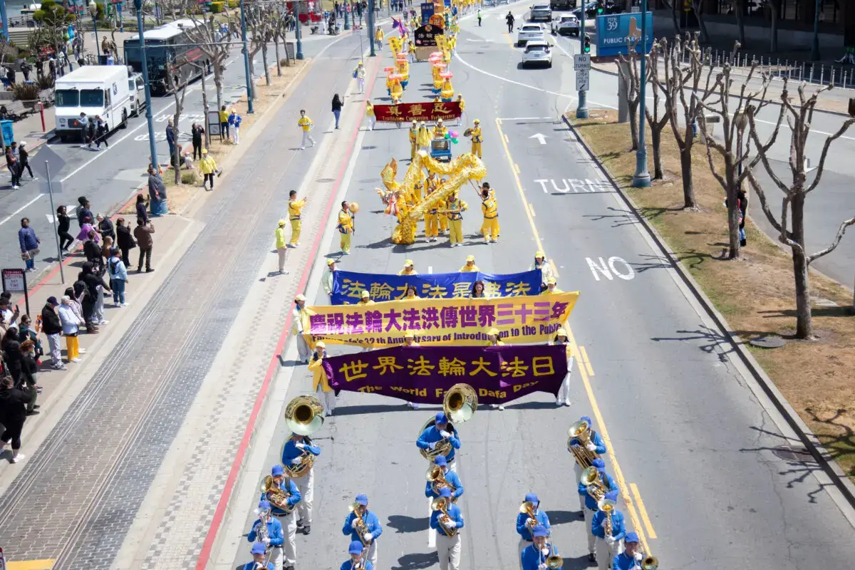 Un desfile que celebra el Día Mundial de Falun Dafa recorre San Francisco el 3 de mayo de 2025. (Lear Zhou/The Epoch Times)
