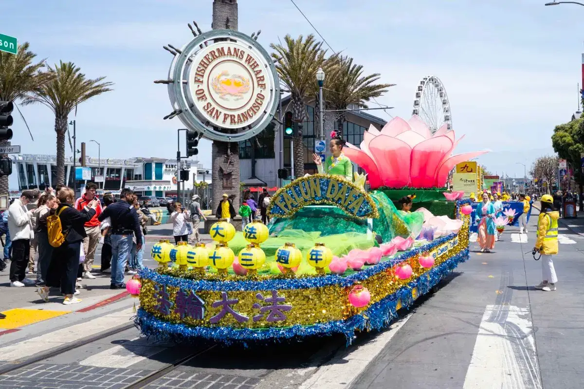 Una carroza en un desfile que celebra el Día Mundial de Falun Dafa en San Francisco el 3 de mayo de 2025. (Gary Wang/The Epoch Times)