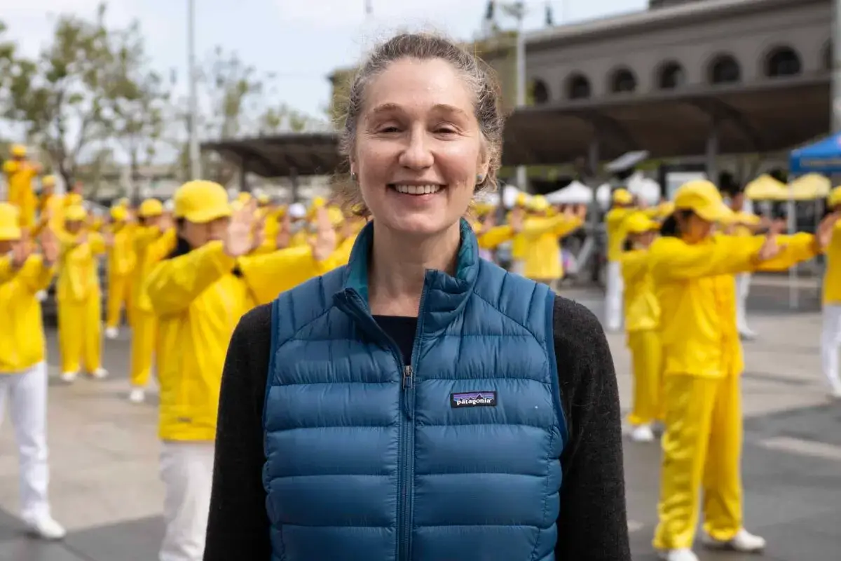 La practicante de Falun Dafa Anna Skibinsky en San Francisco el 3 de mayo de 2025. (Lear Zhou/The Epoch Times)