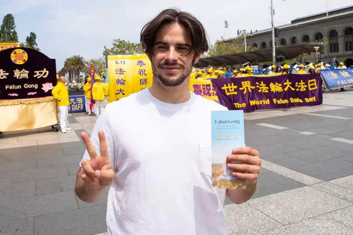 El influencer de las redes sociales Darren Stallcup, un transeúnte en un evento que celebra el Día Mundial de Falun Dafa en San Francisco el 3 de mayo de 2025. (Lear Zhou/The Epoch Times)