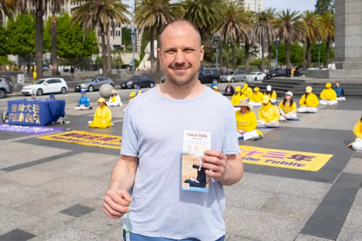 Daniel Dabek, cofundador de una empresa de criptomonedas, es un transeúnte en un evento que celebra el Día Mundial de Falun Dafa en San Francisco el 3 de mayo de 2025. (Lear Zhou/The Epoch Times)
