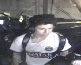 La policía de Ángeles publicó fotos y un vídeo de un hombre sospechoso de agredir sexualmente y robar a una mujer en un autobús urbano el 12 de abril de 2025. (LAPD).