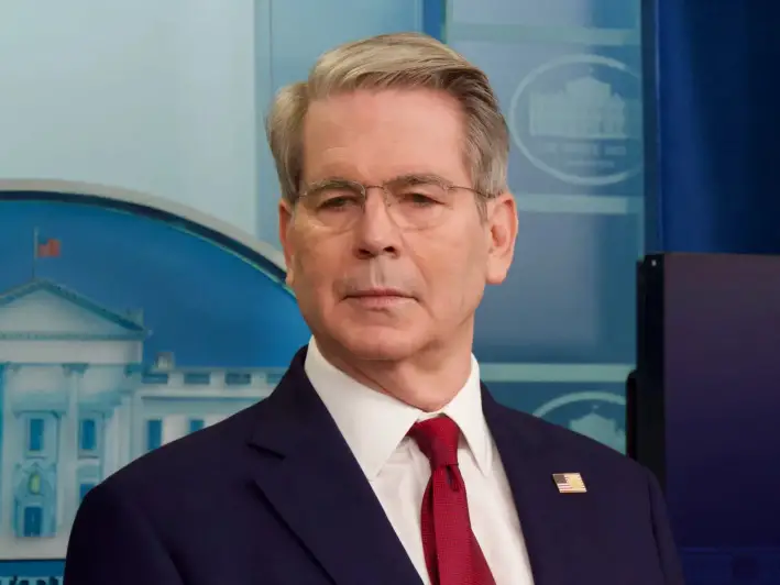 El secretario del Tesoro, Scott Bessent, habla con los periodistas durante una rueda de prensa en la Casa Blanca, el 29 de abril de 2025. (Travis Gillmore/The Epoch Times)