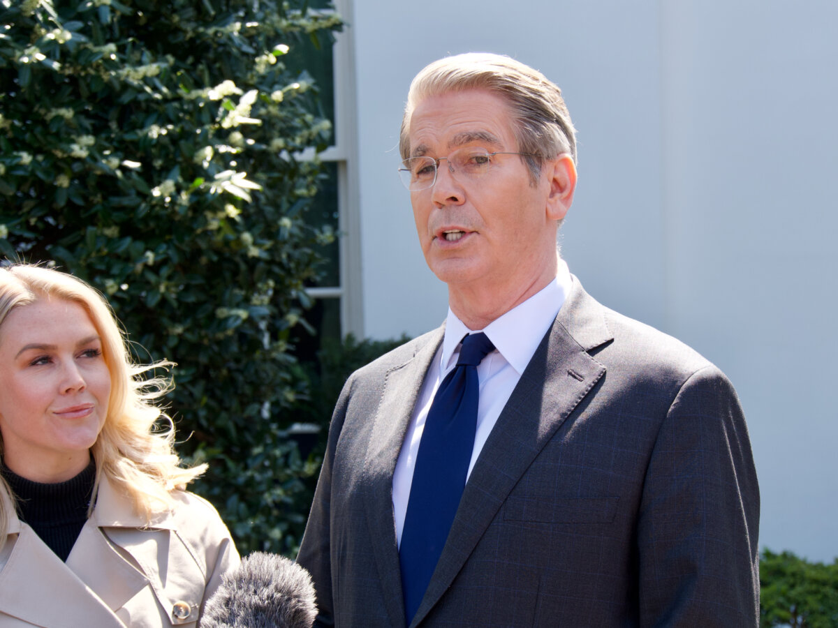 El secretario del Tesoro, Scott Bessent, habla con los periodistas frente a la Casa Blanca en Washington, D.C., el 9 de abril de 2025. (Travis Gillmore/The Epoch Times).