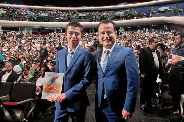 Roberto Haddad Silva (dcha.), ingeniero en el IMSS y su hijo Roberto Haddad Uribe disfrutaron de la última función de Shen Yun en el Auditorio Nacional de la Ciudad de México, la noche del 4 de mayo de 2025. (Fang Yuan/The Epoch Times)