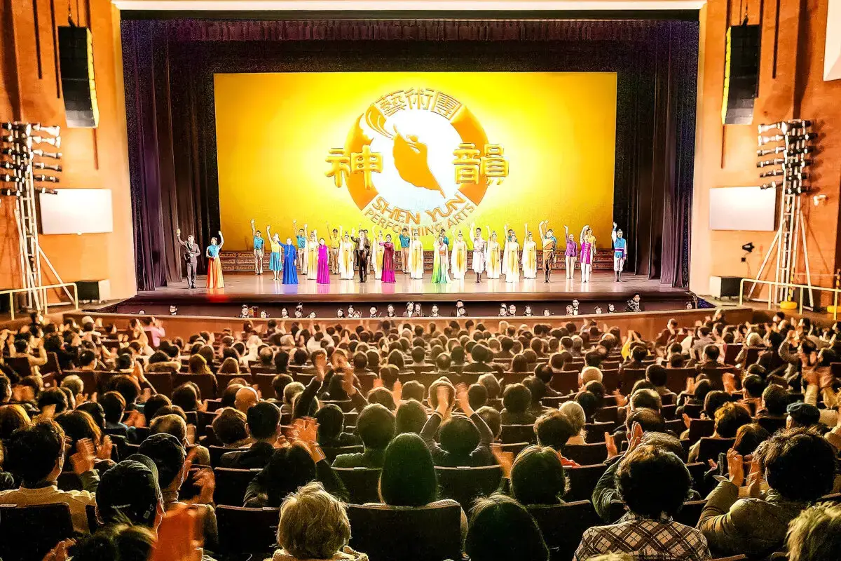 El saludo al público de Shen Yun Performing Arts World Company en el Gumi Arts Center–Grand Hall en Gumi, Corea del Sur, el 8 de febrero de 2023. (Kim Guk-hwan/The Epoch Times)