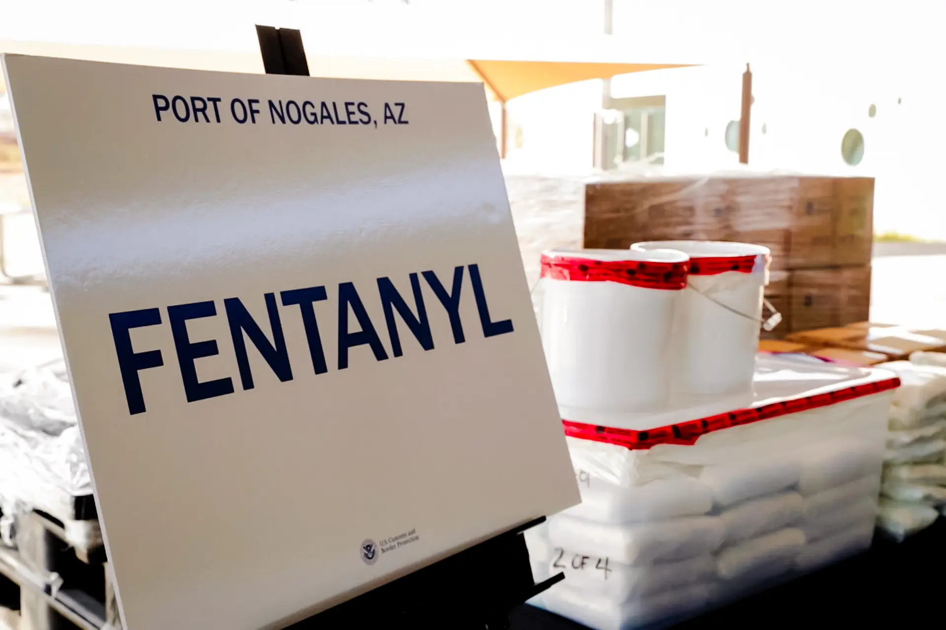 Paquetes de fentanilo y metanfetamina incautados en un camión que cruzaba la frontera entre México y Arizona se exhiben durante una rueda de prensa en el puerto de Nogales, Arizona, el 31 de enero de 2019.(Aduanas y Protección Fronteriza de EE. UU./Reuters).