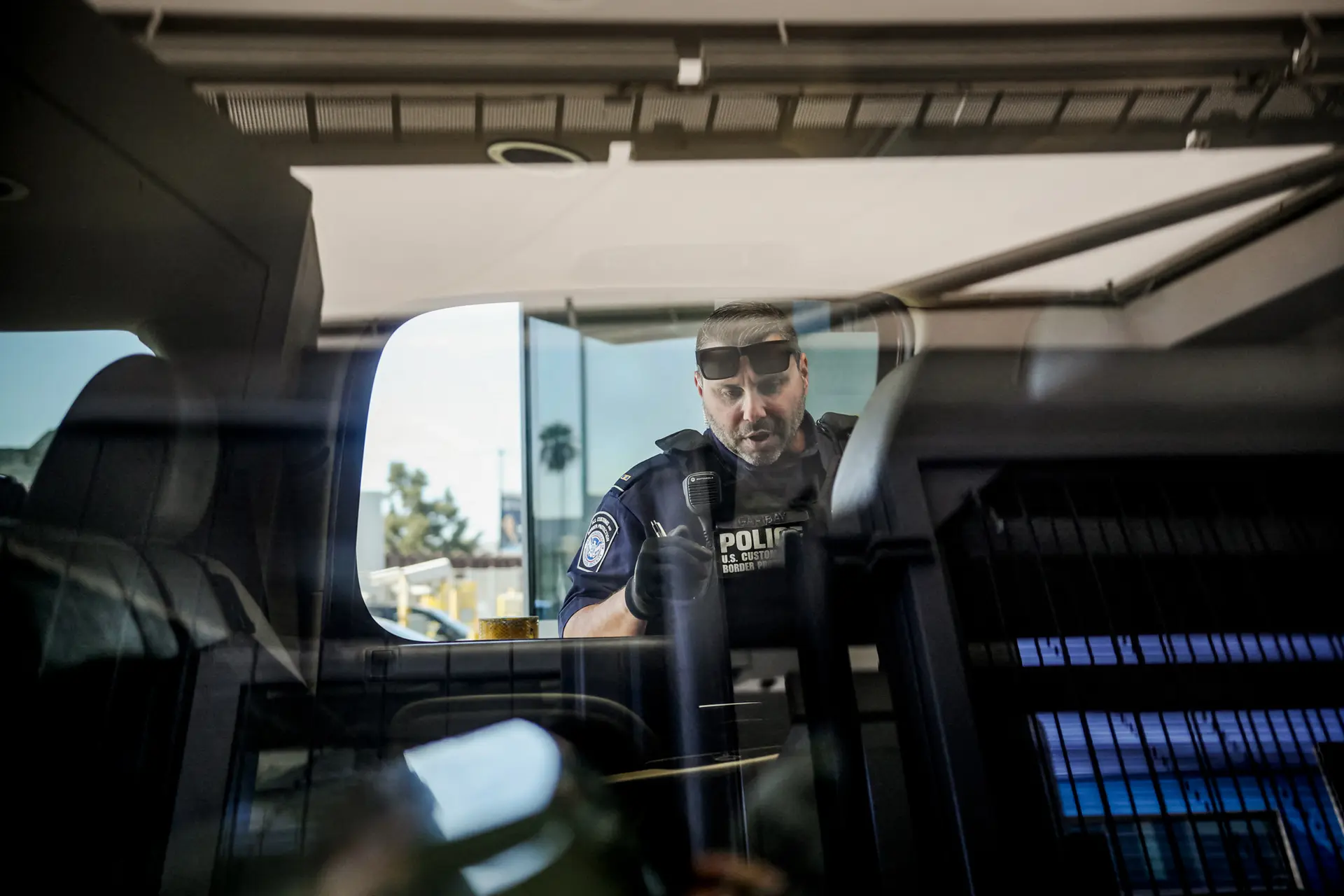 Un agente de Aduanas y Protección Fronteriza de EE. UU. revisa un vehículo en busca de contrabando en la fila para entrar a Estados Unidos en el puerto de entrada de San Ysidro, en San Ysidro, California, el 2 de octubre de 2019. Yuan Hongbing, exprofesor de Derecho de la Universidad de Beijing, afirma que el Partido Comunista Chino lleva años introduciendo fentanilo en Estados Unidos —en el marco de un plan denominado "Proyecto Cero"— con el fin de alimentar la adicción a las drogas en el país. (Sandy Huffaker/AFP a través de Getty Images)