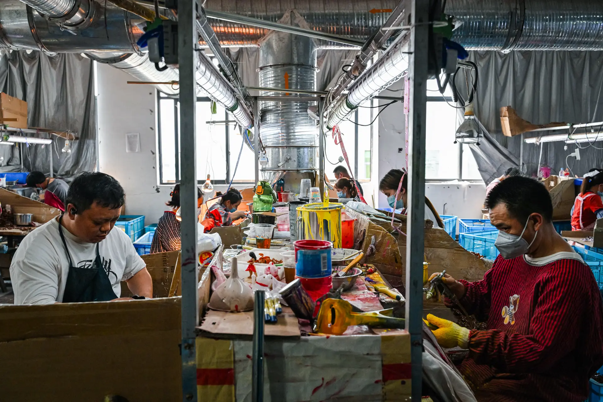 Empleados trabajan en una fábrica de juguetes especializada en aparatos de plástico que funcionan con energía solar en Yiwu, provincia de Zhejiang, China, el 11 de abril de 2025. (Adek Berry/AFP vía Getty Images).