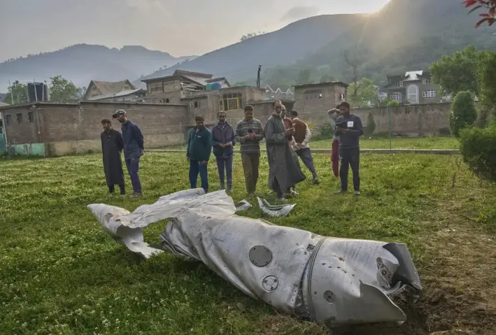 Residentes observan los restos de una nave en el recinto de una mezquita en Pampore, en el distrito de Pulwama, en la zona de Cachemira controlada por la India, el 7 de mayo de 2025. (Dar Yasin/AP)