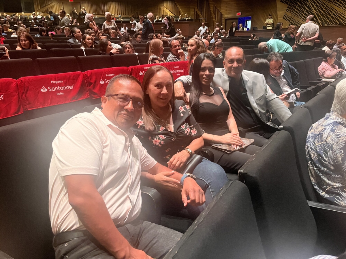 El empresario y exdiputado jalisciense Jorge Alberto Aceves Martín del Campo (dcha.) y su esposa, junto con dos amigos, disfrutaron la presentación de Shen Yun en el Conjunto Santander de Artes Escénicas, en la Universidad de Guadalajara, México. (Fang Yuan/The Epoch Times)