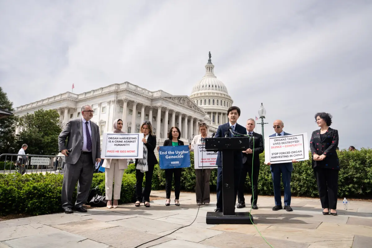Mark Yang, responsable de defensa del Centro de Información de Falun Dafa y analista político sobre China en Horizon Engage, habla sobre la Ley para Detener la Sustracción Forzada de Órganos aprobada por la Cámara de Representantes, en el Capitolio, en Washington, el 7 de mayo de 2025. (Madalina Vasiliu/The Epoch Times)