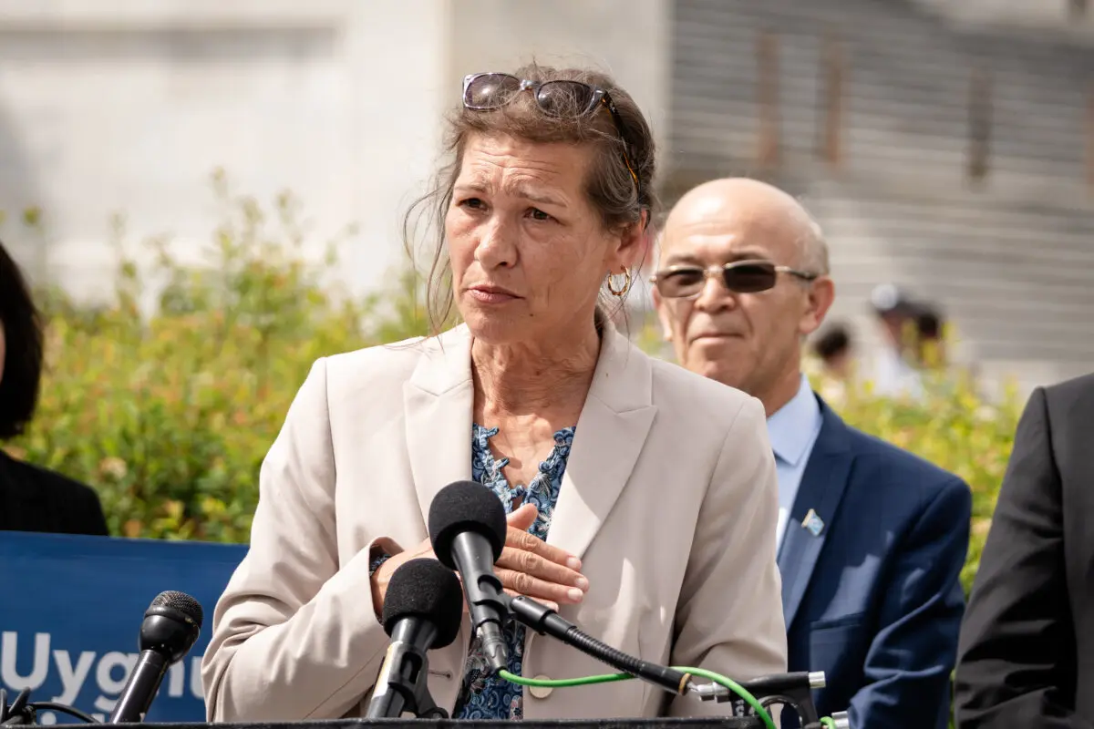 Louisa Greve, especialista en asuntos internacionales de la organización sin ánimo de lucro australiana Coalición Internacional para Acabar con el Abuso de Trasplantes en China, habla sobre la Ley para Detener la Sustracción Forzada de Órganos aprobada por la Cámara de Representantes, en el Capitolio, en Washington, el 7 de mayo de 2025. (Madalina Vasiliu/The Epoch Times)