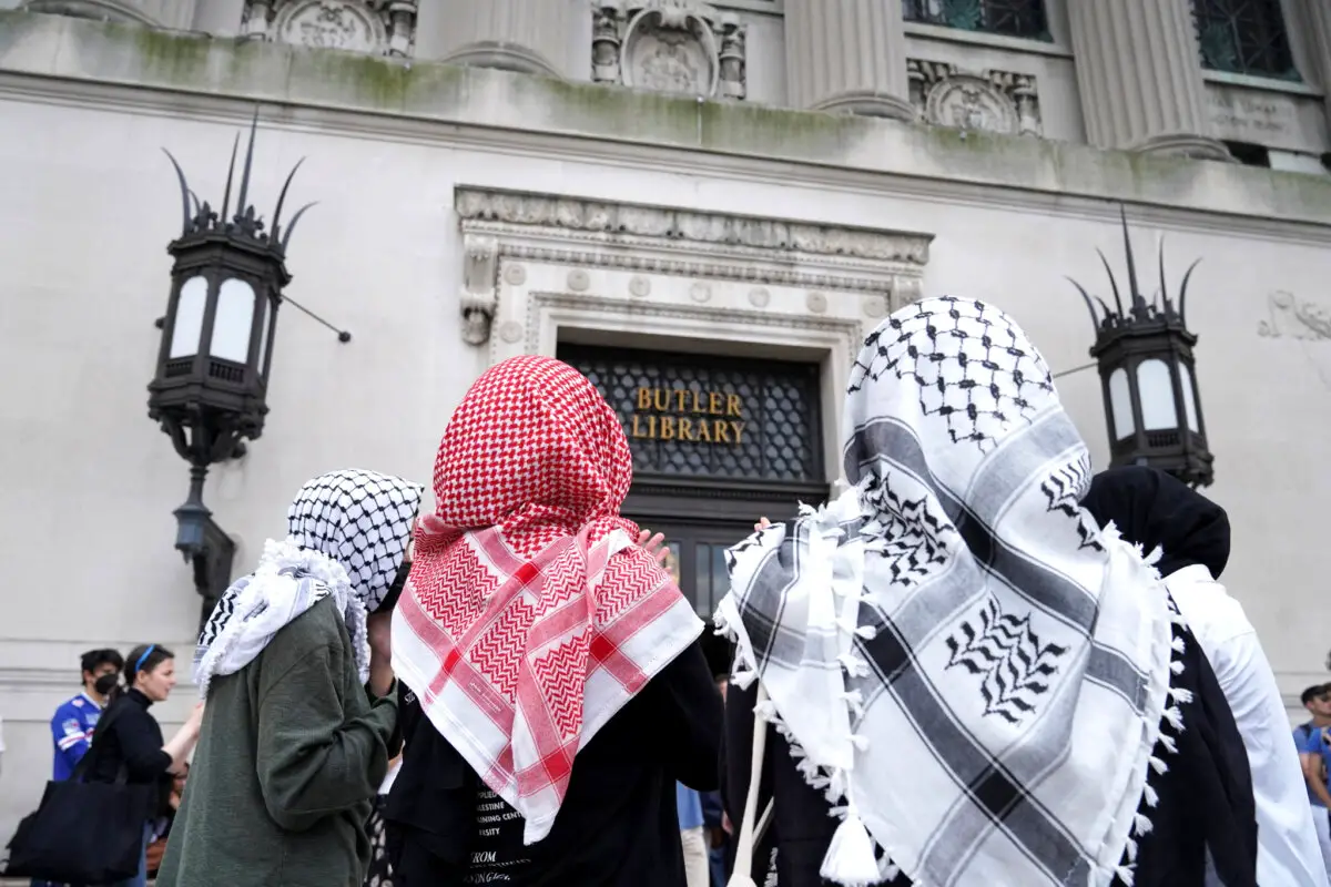 Personas participan en una manifestación pro-palestina en la biblioteca Butler, en el campus de la Universidad de Columbia, en Nueva York, el 7 de mayo de 2025. (Ryan Murphy/Reuters).