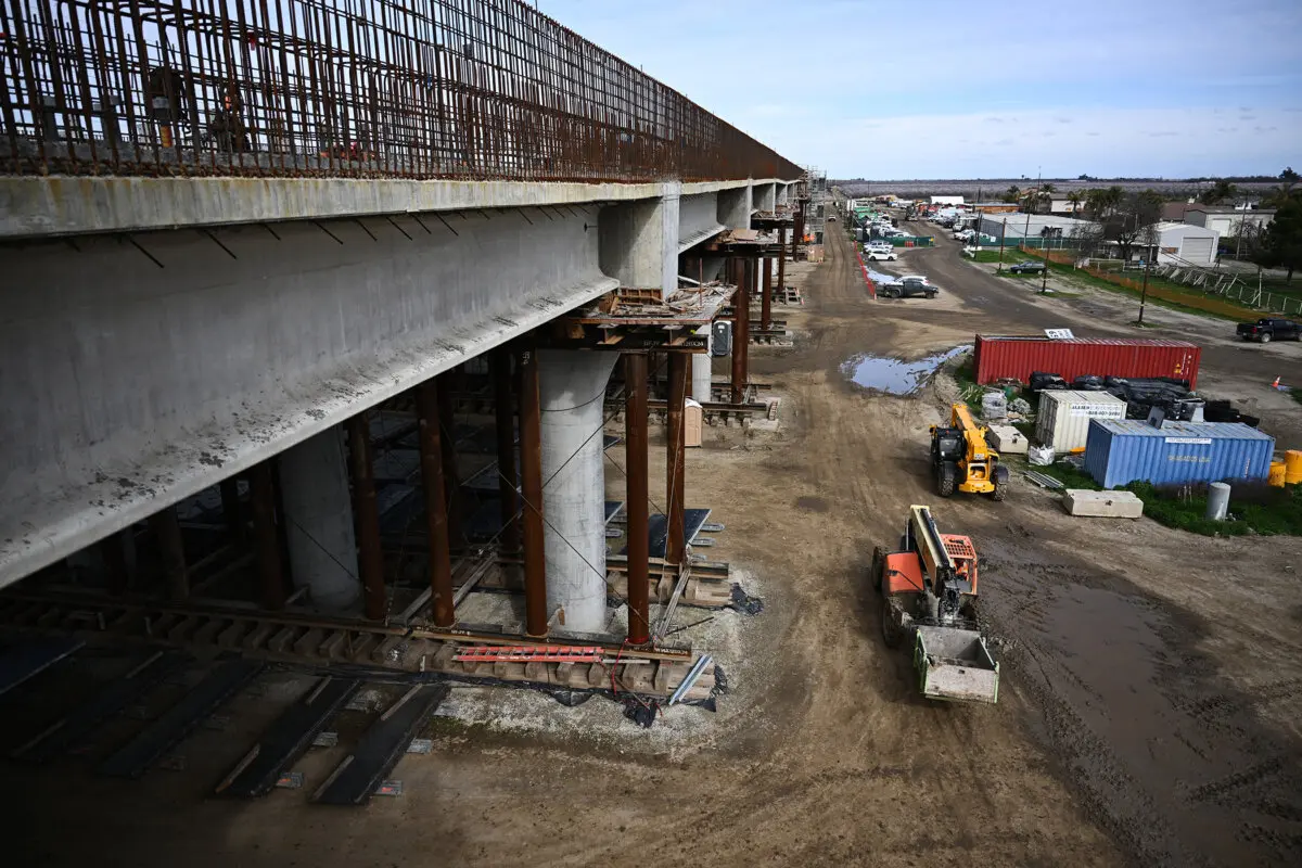 Los trabajadores construyen el viaducto de Hanford sobre la autopista 198 como parte del proyecto del tren de alta velocidad de California en Hanford, California, el 12 de febrero de 2025. (Patrick T. Fallon/AFP a través de Getty Images)