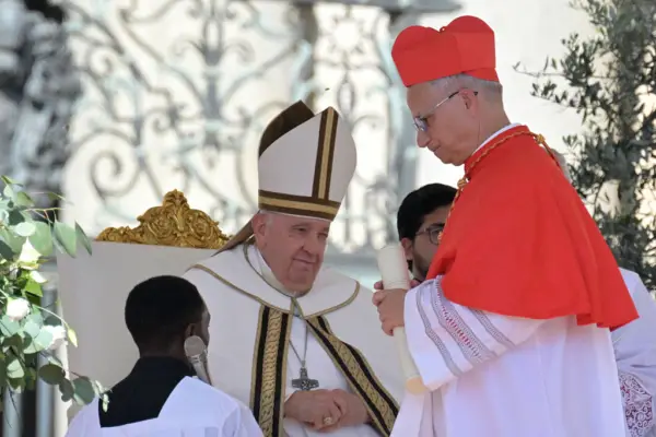El papa Francisco eleva al rango de cardenal a Robert Francis Prevost, prefecto del Dicasterio para los Obispos de Estados Unidos, durante un consistorio para la creación de 21 nuevos cardenales en la Plaza de San Pedro del Vaticano el 30 de septiembre de 2023. (TIZIANA FABI/AFP vía Getty Images)