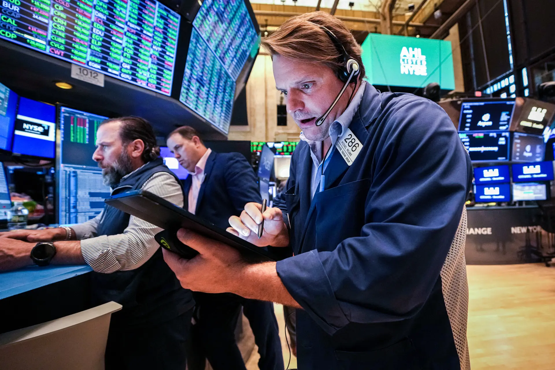 Operadores trabajan en la campana de apertura de la Bolsa de Nueva York el 8 de mayo de 2025. El índice Dow Jones Industrial Average subió unos 500 puntos. El índice Nasdaq Composite, de gran peso tecnológico, y el S&P 500, más amplio, subieron más de un 1 %. (Timothy A. Clary/AFP a través de Getty Images)
