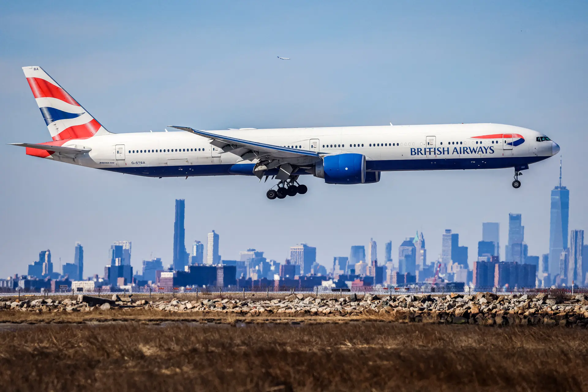 Un avión de pasajeros Boeing 777 de British Airways llega desde Londres al Aeropuerto Internacional JFK de Nueva York el 7 de febrero de 2024. A cambio de exportar piezas de aviones a Estados Unidos sin aranceles, el Reino Unido ha acordado comprar aviones Boeing por valor de 10,000 millones de dólares. (Charly Triballeau/AFP a través de Getty Images)