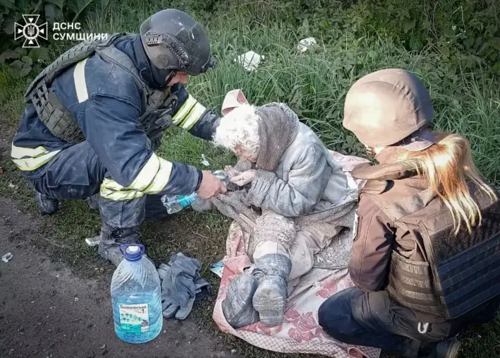 Un socorrista ayuda a una mujer herida a evacuar un edificio que, según se afirma, fue dañado por un ataque ruso en la región de Sumy, Ucrania, el 8 de mayo de 2025. (Servicio de Emergencias de Ucrania a través de AP)