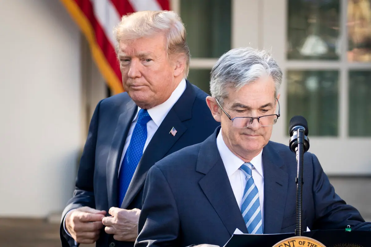 El presidente Donald Trump observa mientras su candidato a presidente de la Reserva Federal, Jerome Powell, sube al estrado durante una rueda de prensa en el Jardín de las Rosas de la Casa Blanca, en Washington, el 2 de noviembre de 2017. (Drew Angerer/Getty Images)