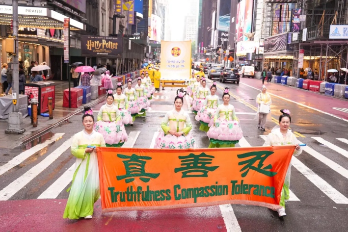 Practicantes de Falun Gong participan en un desfile para celebrar el Día Mundial de Falun Dafa y pedir el fin de la persecución en China, en la ciudad de Nueva York, el 9 de mayo de 2025. (Larry Dye/The Epoch Times)